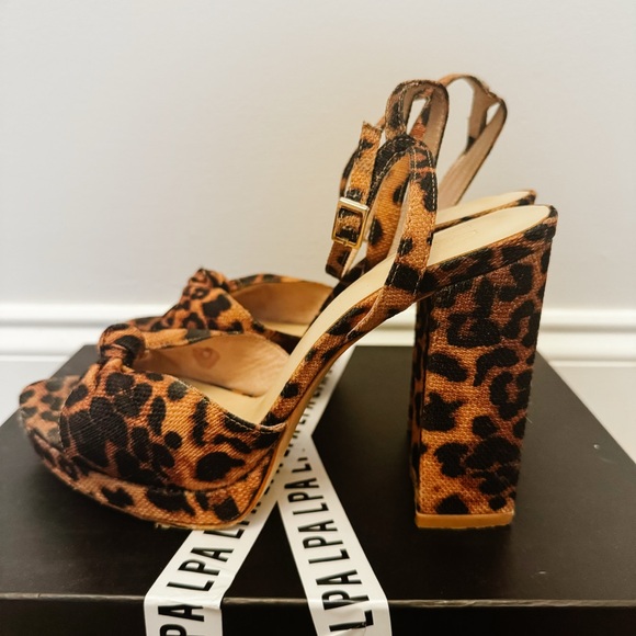 Revolve LPA Addalyn Strappy Block
Leopard Animal Print Heel Sandals Retro
9.5 - Picture 3 of 14